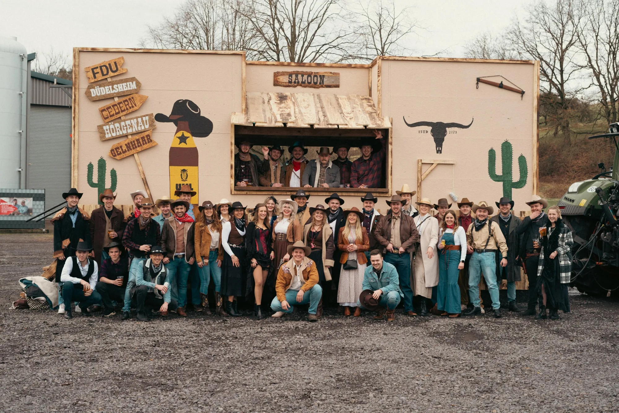 Die Freunde des Uhls in Western-Kostümen vor ihrem Faschingswagen „Saloon“